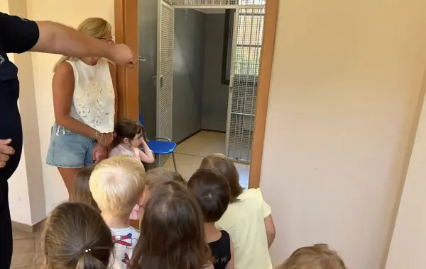 Ananaski zwiedzają policję